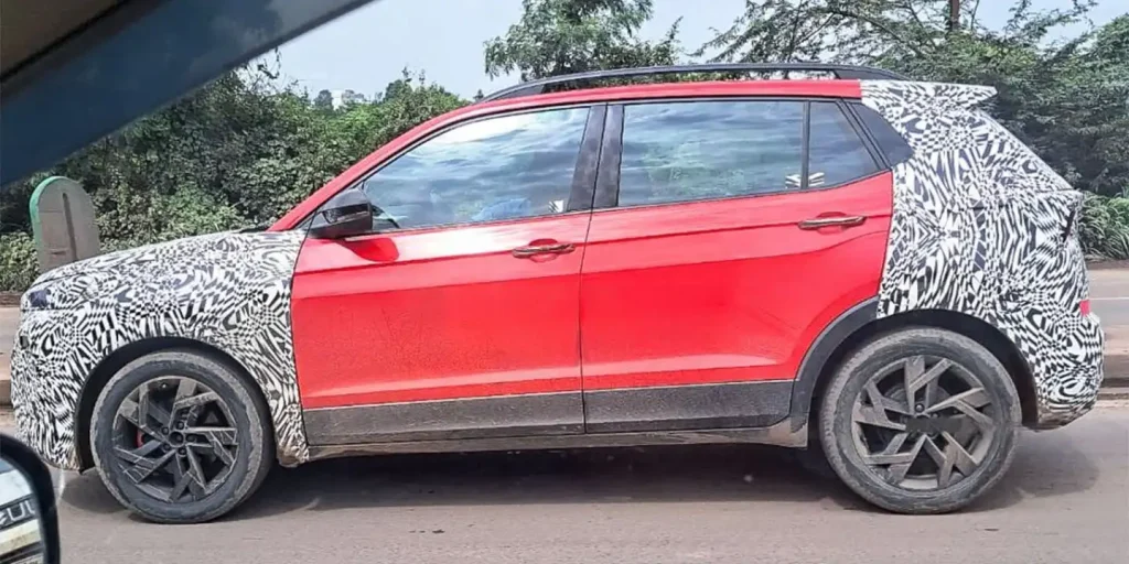 Skoda Kushaq Facelift 2025 side profile featuring new blacked-out alloy wheels