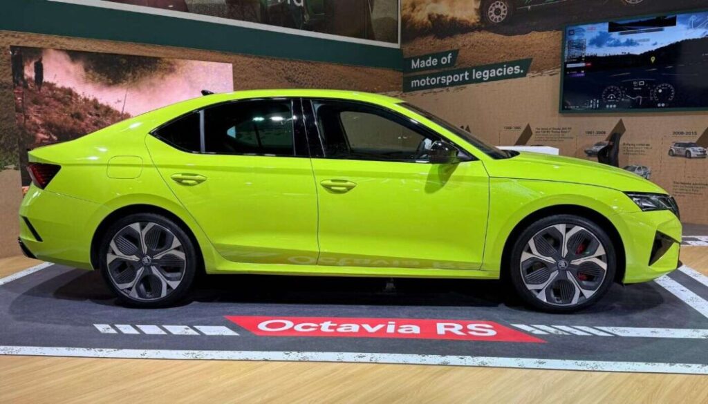 Skoda Octavia RS 2025 aggressive rear with black diffuser and dual exhaust tips