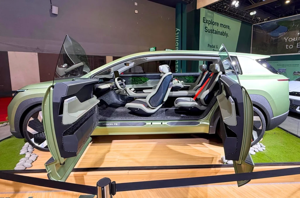 Skoda Vision 75 spacious three-row family seating cabin