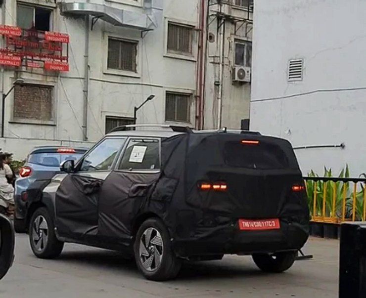 Hyundai Venue facelift 2025 rear design with connected LED tail lamps and new bumper