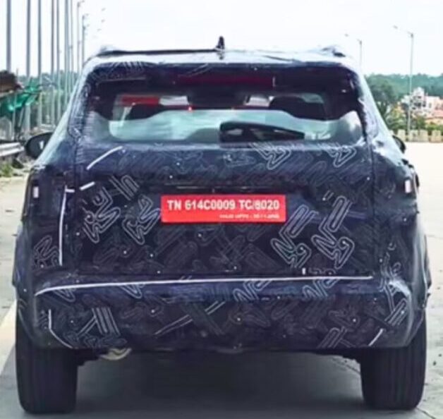 Nissan C-SUV 2025 rear spoiler roof rails square tail lamps testing