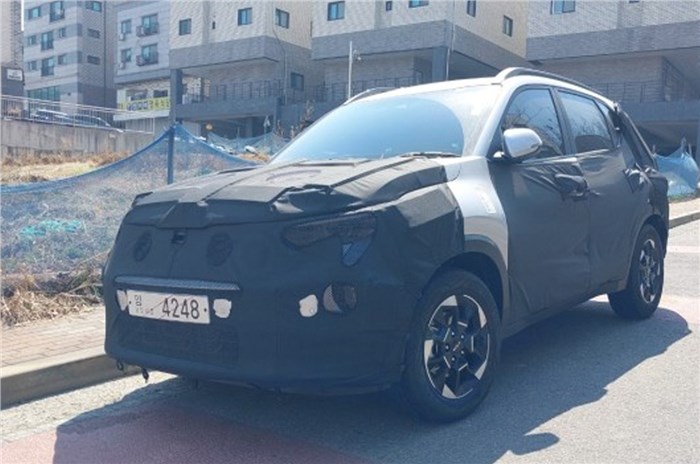 Rear profile of Kia Sonet facelift 2025 with new connected LED tail lamps