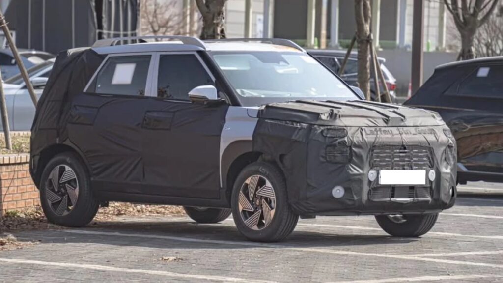 Hyundai Venue facelift 2025 side profile with redesigned dual-tone alloy wheels