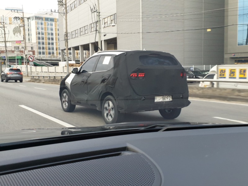 Kia Sonet facelift 2025 dual-tone alloy wheels and roof rail design spied in India