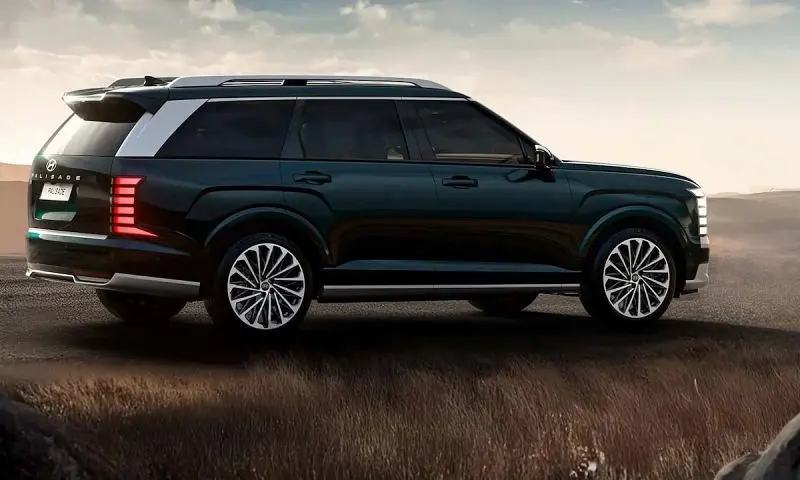 Hyundai Palisade 2025 side view showcasing its bold profile, 20-inch alloy wheels, and chrome body lines
